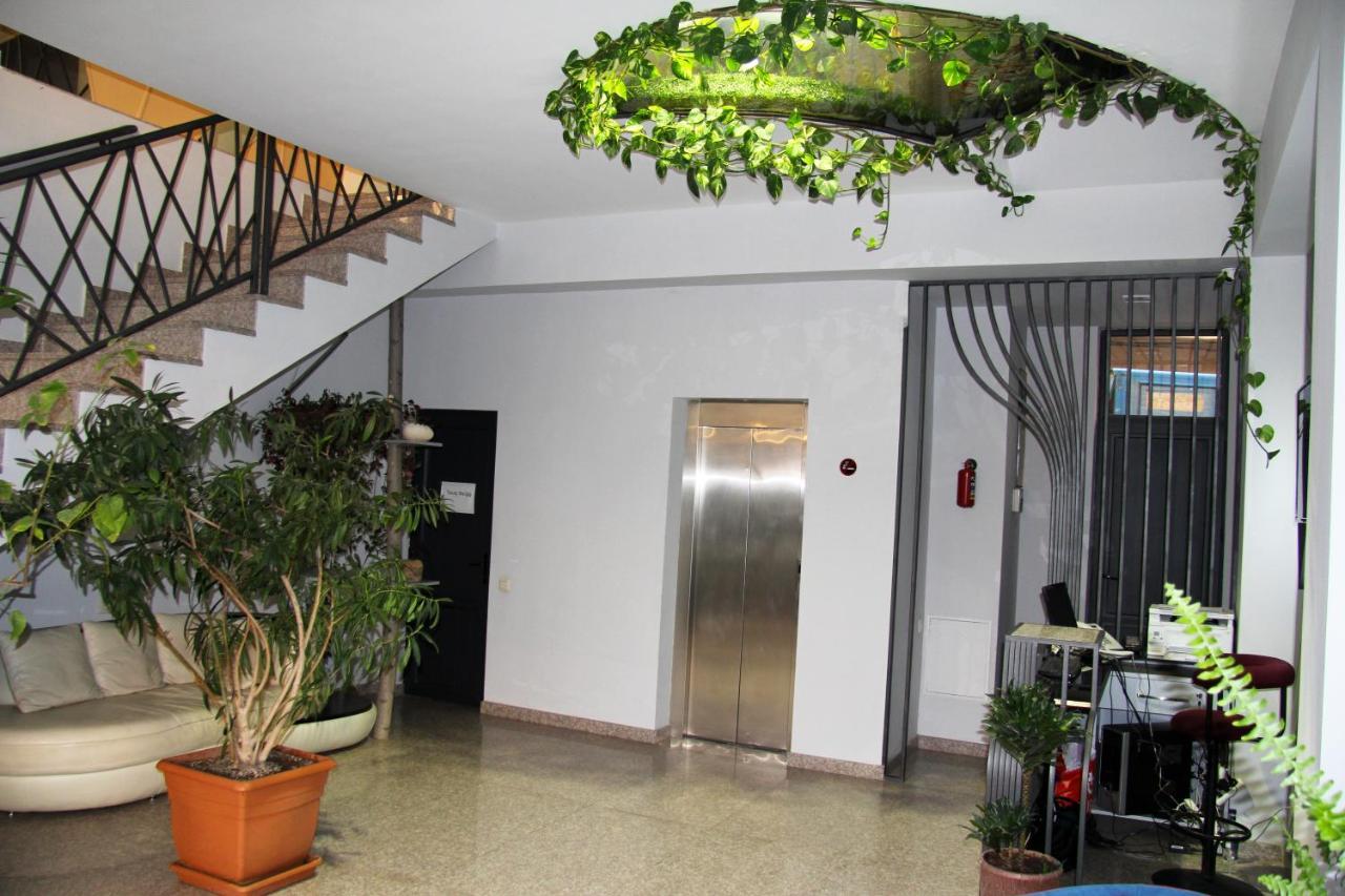 Nice Hotel Erivan Exterior foto