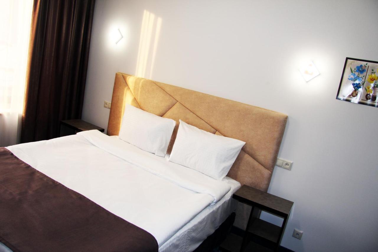 Nice Hotel Erivan Exterior foto