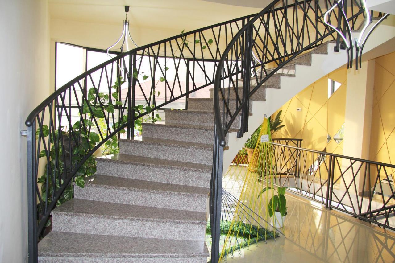 Nice Hotel Erivan Exterior foto